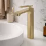 Misturador Cyrus Welle Monocomando Bica Alta Dourado Escovado Ambientada